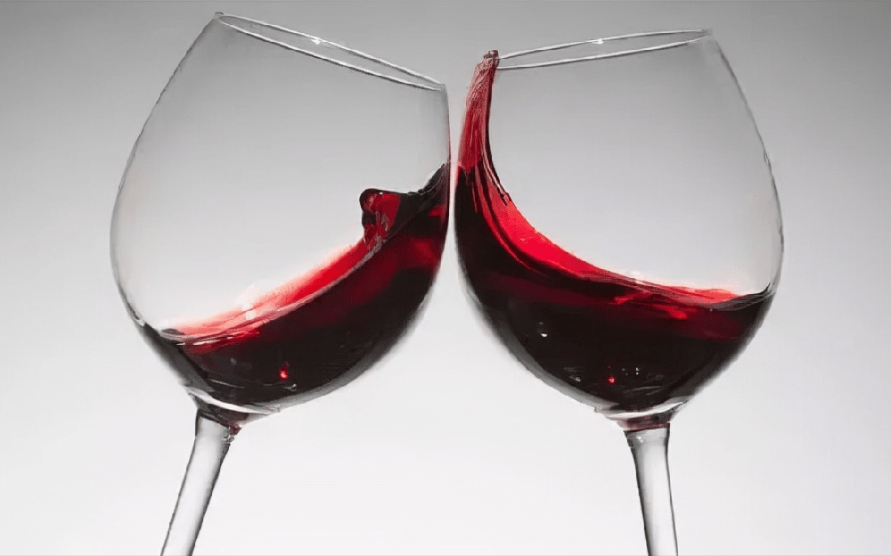 葡萄酒應(yīng)該怎樣搭配酒杯？